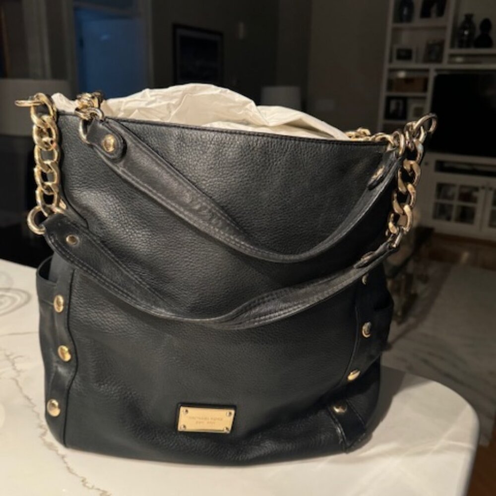Michael Kors Bucket Purse with matching wallet